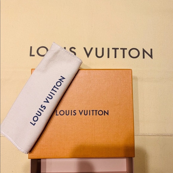 🚫SOLD🚫LV Bag/Hand CHARM JEWELRY MINT-BOX GORGEOUS PIECE From Louis Vuitton😍😍 - Picture 8 of 16